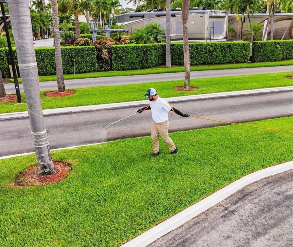 Commercial fertilization and pest control services in Palm Beach County, FL-1-1