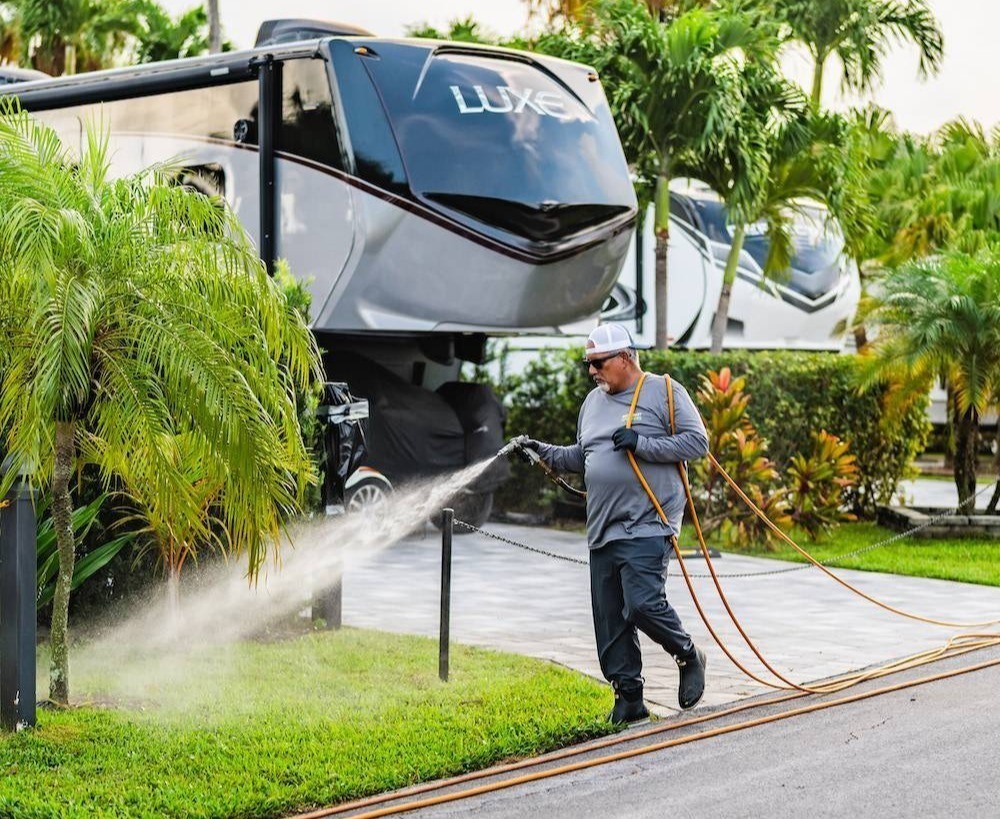 East Coast Sprayers truck providing fertilization and pest control services in Boynton Beach, FL-1 East Coast Sprayers truck providing fertilization and pest control services in Boynton Beach, FL-1