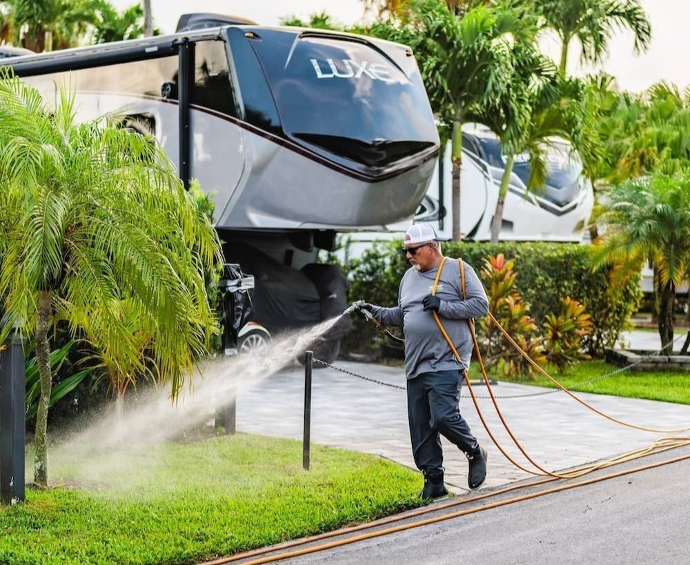 East Coast Sprayers truck providing fertilization and pest control services in Boynton Beach, FL-1